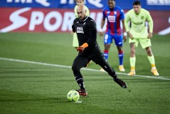 足球赛事精彩瞬间：甲乙之战焦点解析及球队个人风采点评