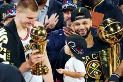 为助湖人抢维金斯拼了？美媒建议八方大交易：涉及25人9个选秀权